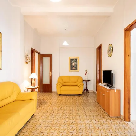 Inviting Holiday In Near The Sea