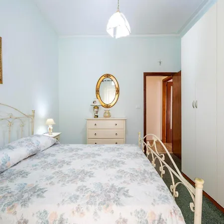 Inviting Holiday In Near The Sea